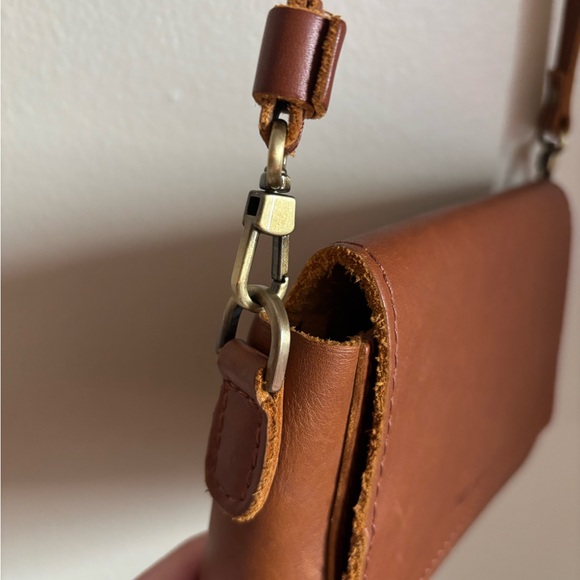 Portland Leather Brown Crossbody Bag with Adjustable Strap and Flap Closure - Picture 4 of 5